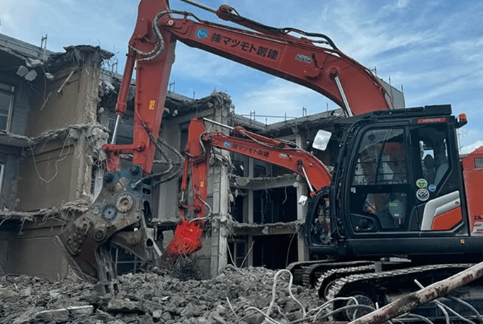 RC（鉄筋コンクリート）解体の作業風景