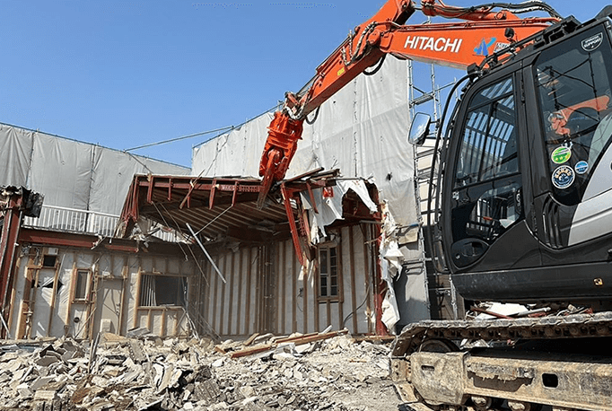 鉄骨解体の作業風景
