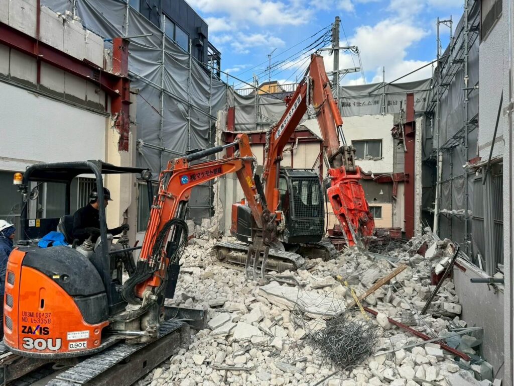 大阪府枚方市 鉄骨造の解体工事の施工風景