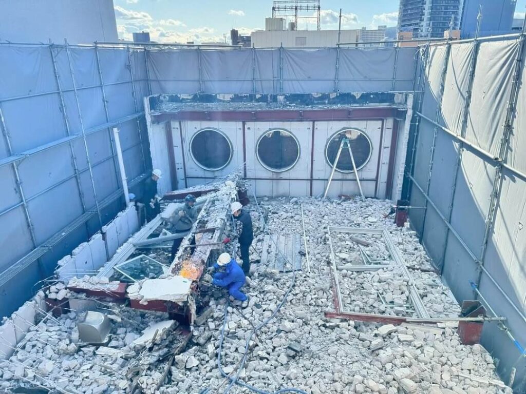 大阪府枚方市 鉄骨造の解体工事の施工風景04