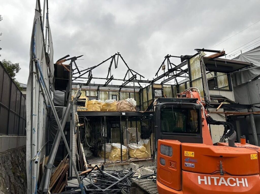 大阪府豊中市 軽量鉄骨造の解体工事の施工風景
