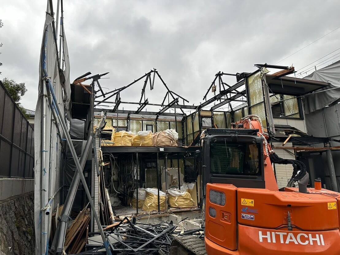 大阪府豊中市 軽量鉄骨造の解体工事の施工風景