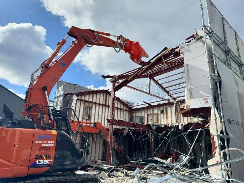 京都府亀岡市 鉄骨造２棟の解体工事の施工風景