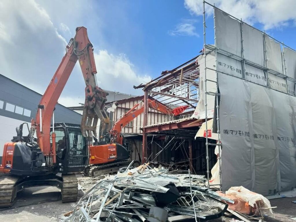 京都府亀岡市 鉄骨造２棟の解体工事の施工風景01