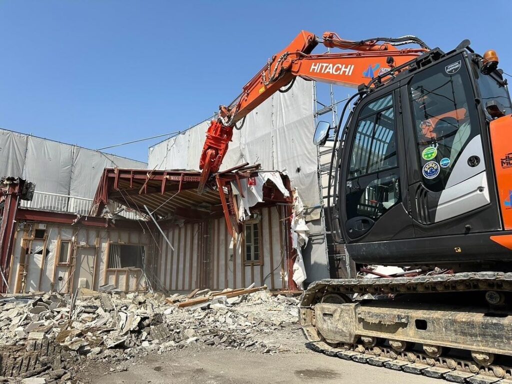 京都府亀岡市 鉄骨造２棟の解体工事の施工風景02
