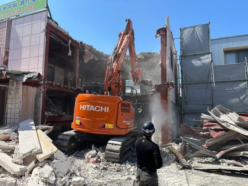 京都府京田辺市 鉄骨造の解体工事の施工風景