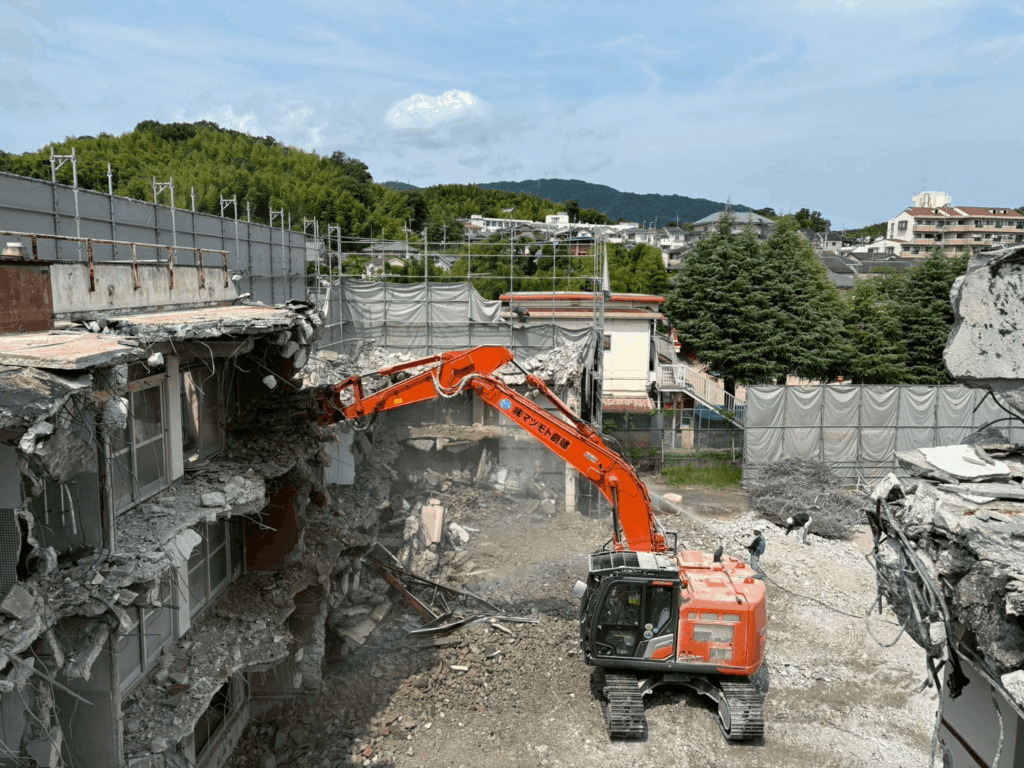 京都市西京区ＲＣ造の解体工事の施工風景