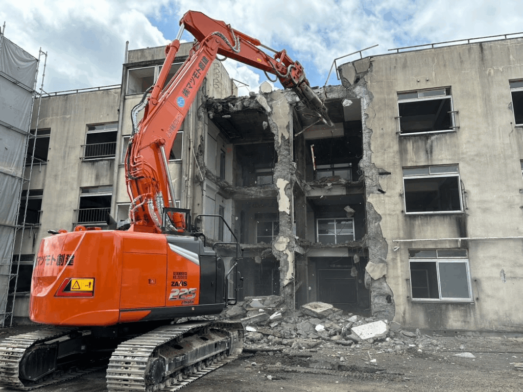 京都市西京区ＲＣ造の解体工事の施工風景01