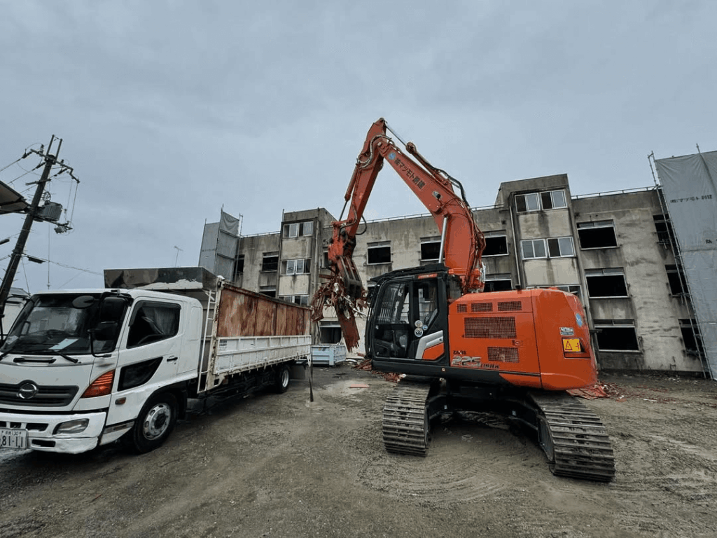 京都市西京区ＲＣ造の解体工事の施工風景02