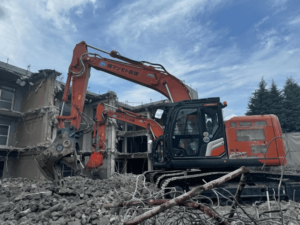 京都市西京区ＲＣ造の解体工事の施工風景03